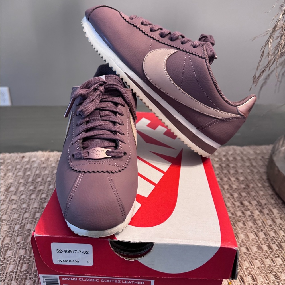 Womens Nike Classic 72’ Cortez ( Smokey Mauve/Beige )